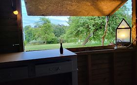 A La Salle De Jeux Et Son Jardin Autour De La Cabane Verte